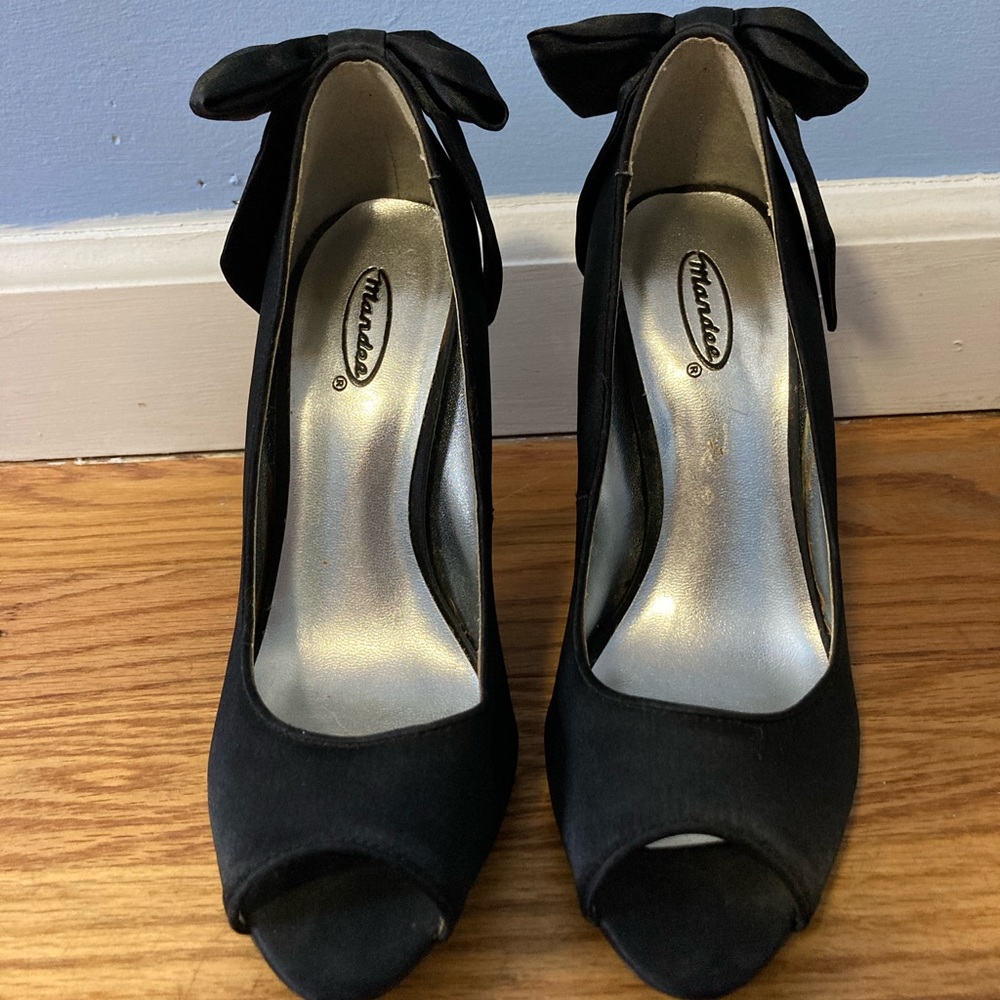 Black Pumps